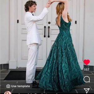 Emerald green prom/evening gown size 1 with pockets.